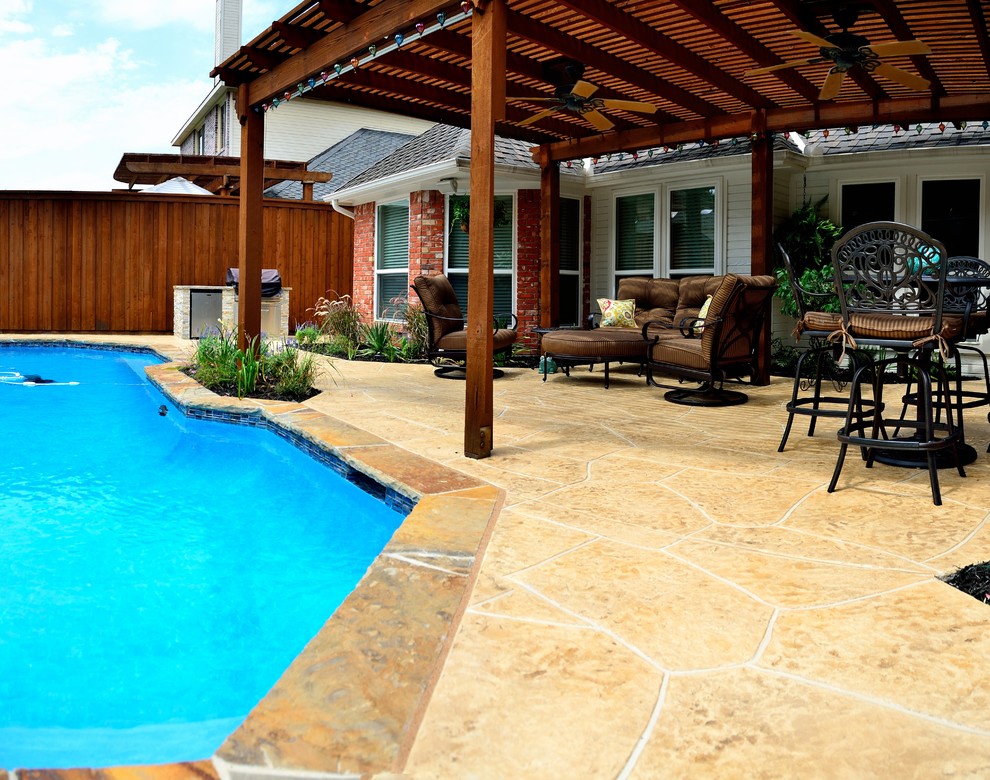 Modelo de piscina con fuente natural actual grande rectangular en patio trasero con entablado