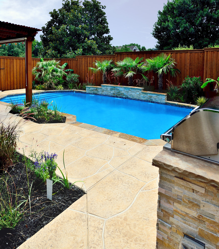 Diseño de piscina natural contemporánea grande rectangular con entablado