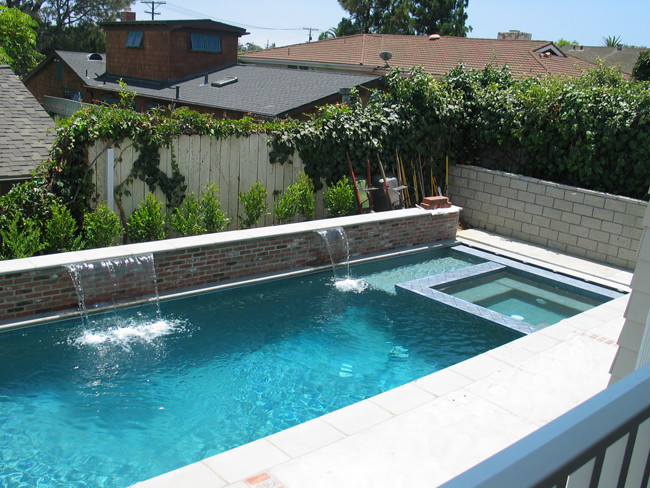 Großer Mediterraner Pool hinter dem Haus in rechteckiger Form mit Betonplatten in San Diego