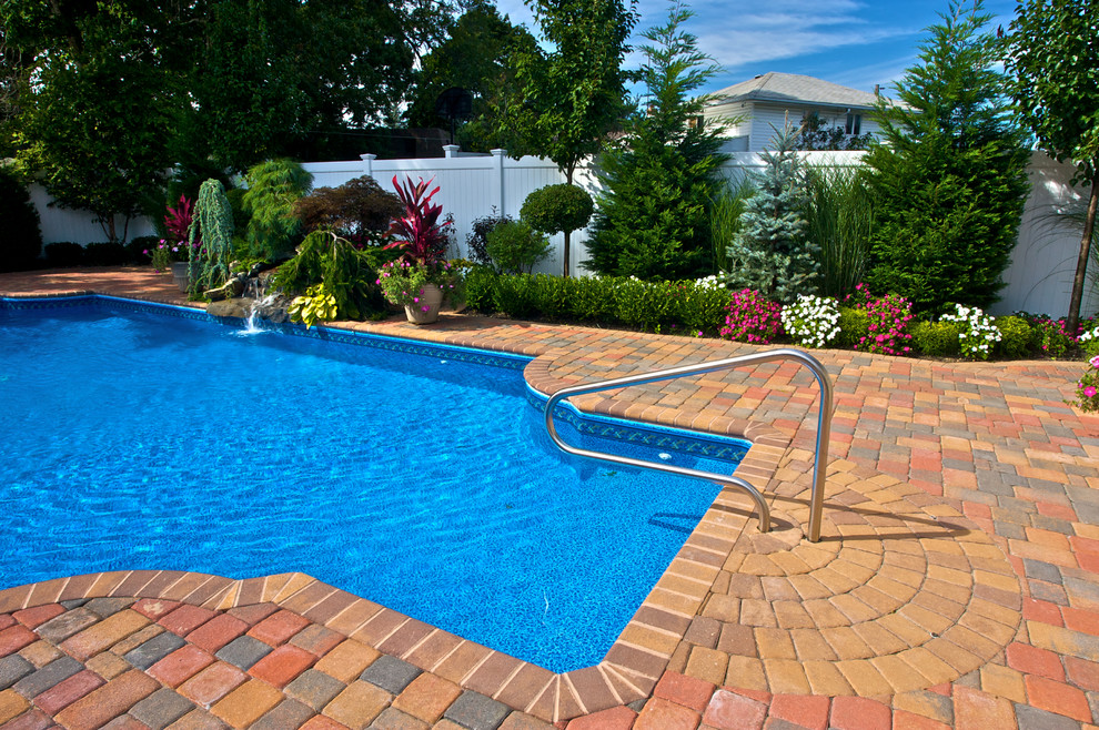 Idee per una piscina tradizionale di medie dimensioni e dietro casa