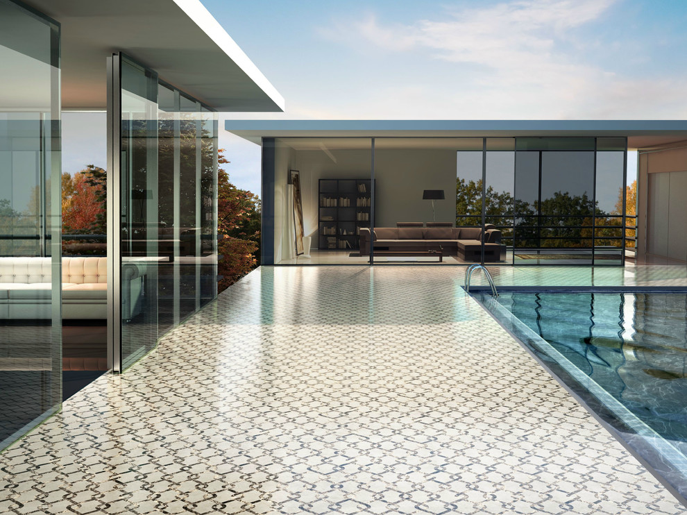 Идея дизайна: большой естественный, прямоугольный бассейн на внутреннем дворе в современном стиле с домиком у бассейна и покрытием из плитки