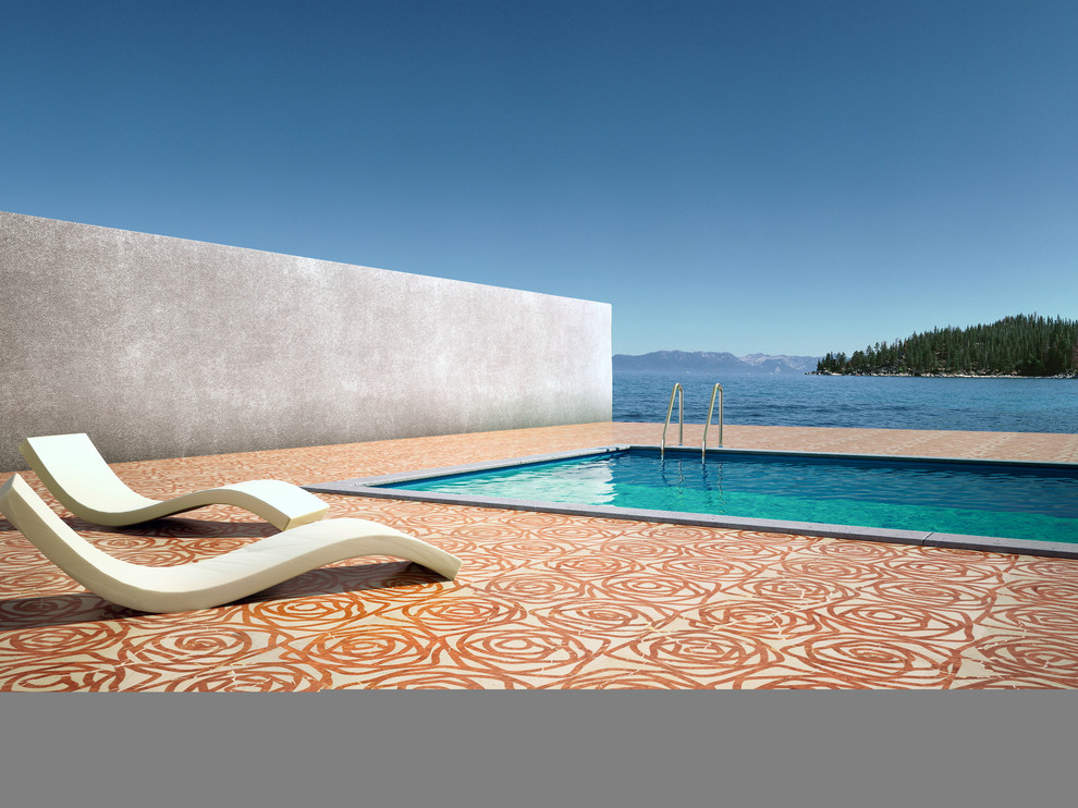Modelo de casa de la piscina y piscina infinita contemporánea grande rectangular en patio con suelo de baldosas
