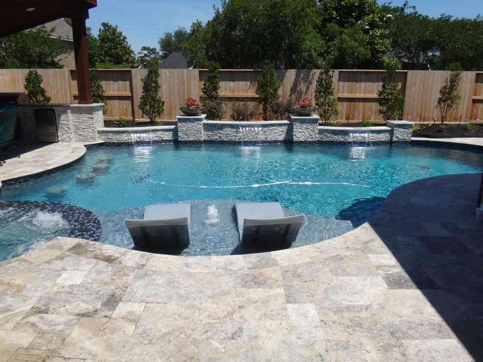Diseño de piscinas y jacuzzis alargados tradicionales renovados grandes a medida en patio trasero con adoquines de piedra natural
