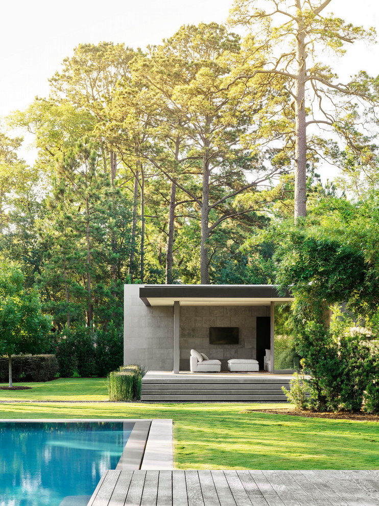 Modelo de casa de la piscina y piscina alargada contemporánea rectangular con entablado