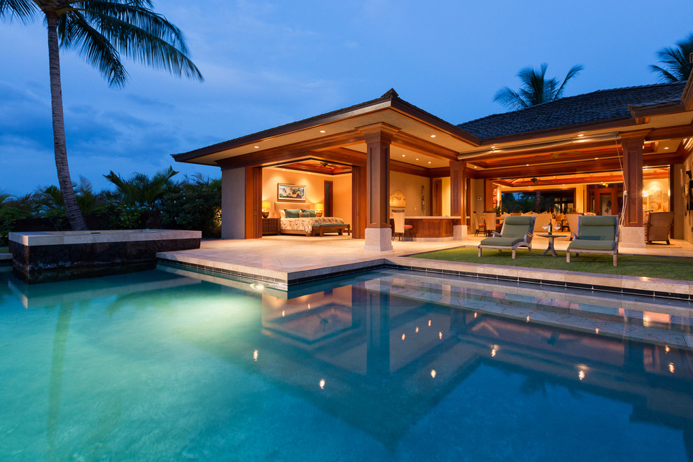 Cette image montre une piscine arrière ethnique sur mesure.