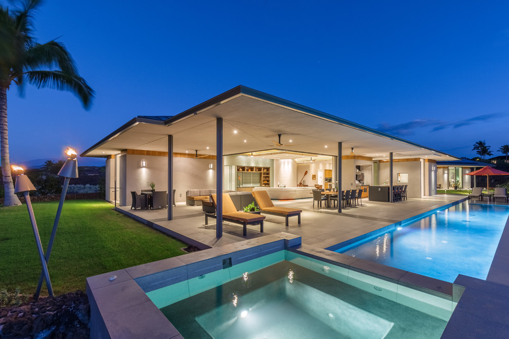 Mittelgroßer Moderner Pool hinter dem Haus in rechteckiger Form mit Betonboden in Hawaii