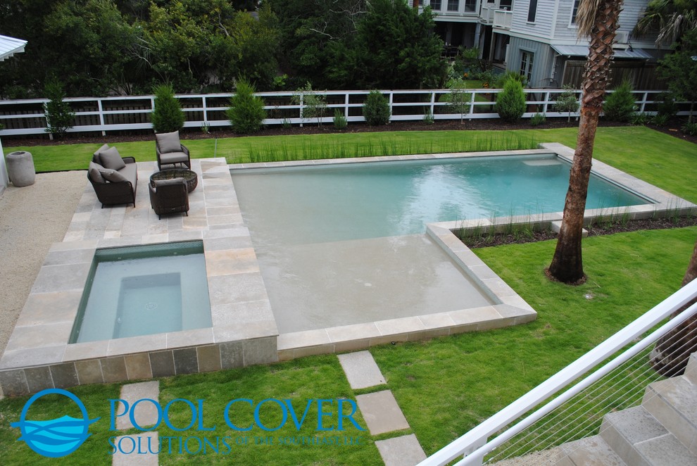 Foto de piscinas y jacuzzis costeros grandes en forma de L en patio trasero