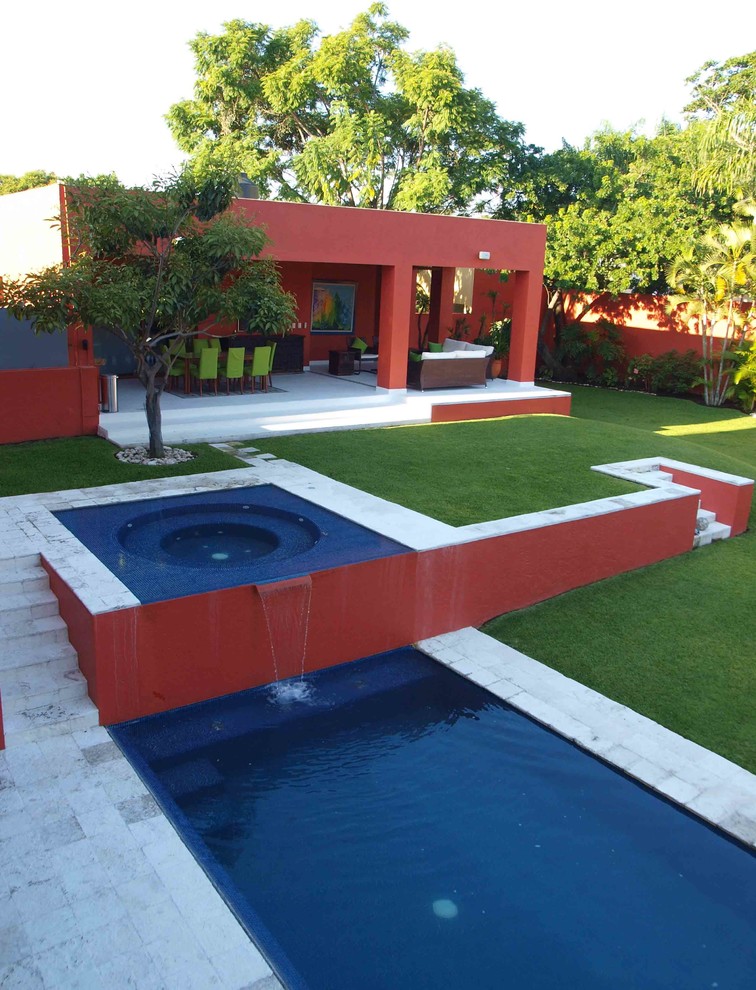 Immagine di una piscina contemporanea rettangolare con una vasca idromassaggio