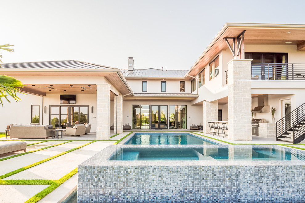 Geräumiger Klassischer Pool hinter dem Haus in rechteckiger Form mit Betonboden in Dallas