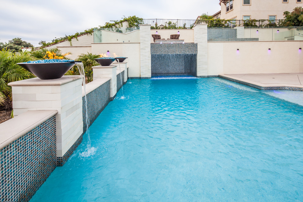 Idée de décoration pour une piscine arrière minimaliste de taille moyenne et rectangle avec un point d'eau et une dalle de béton.