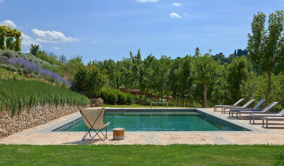 Свежая идея для дизайна: прямоугольный бассейн среднего размера в средиземноморском стиле с покрытием из каменной брусчатки - отличное фото интерьера