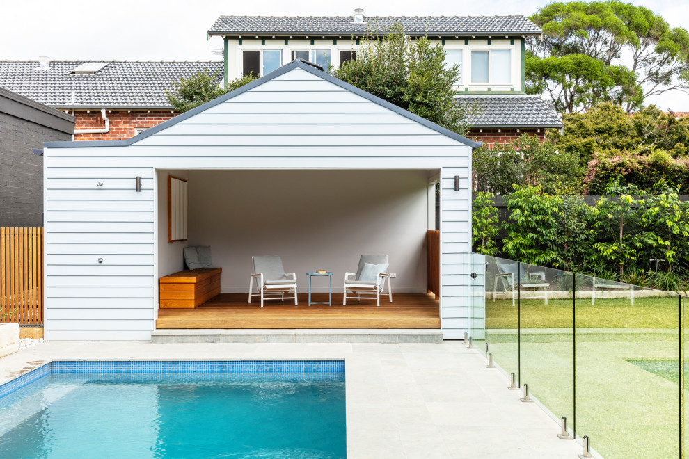 Свежая идея для дизайна: прямоугольный бассейн в морском стиле с домиком у бассейна - отличное фото интерьера