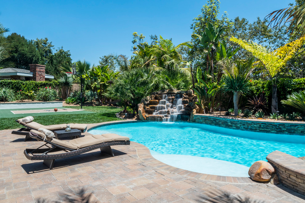 Pool fountain - mediterranean backyard kidney-shaped pool fountain idea in Los Angeles