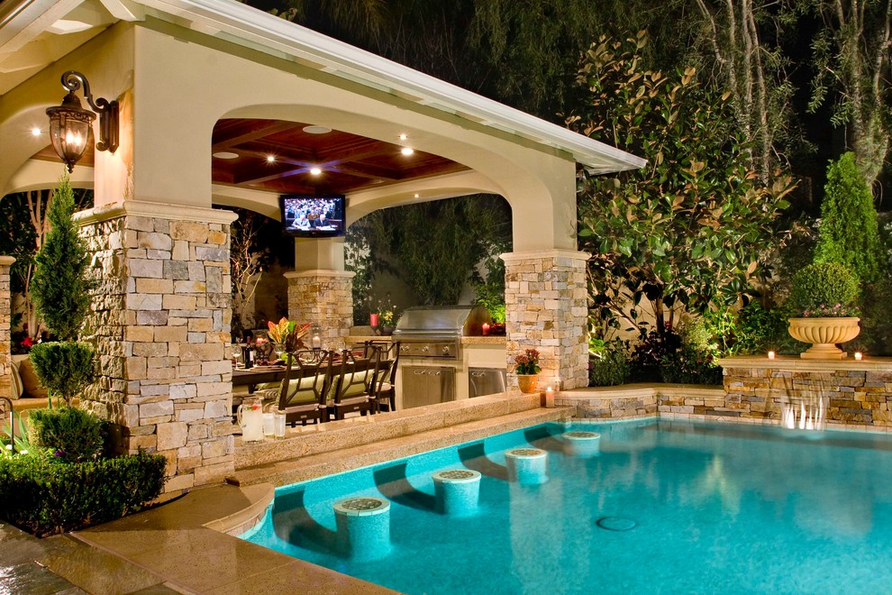 Ejemplo de casa de la piscina y piscina clásica de tamaño medio a medida en patio trasero con adoquines de piedra natural