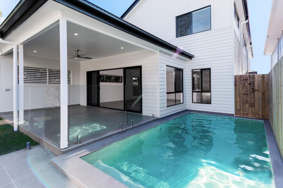 Mittelgroßes, Gefliestes Modernes Sportbecken hinter dem Haus in rechteckiger Form in Brisbane