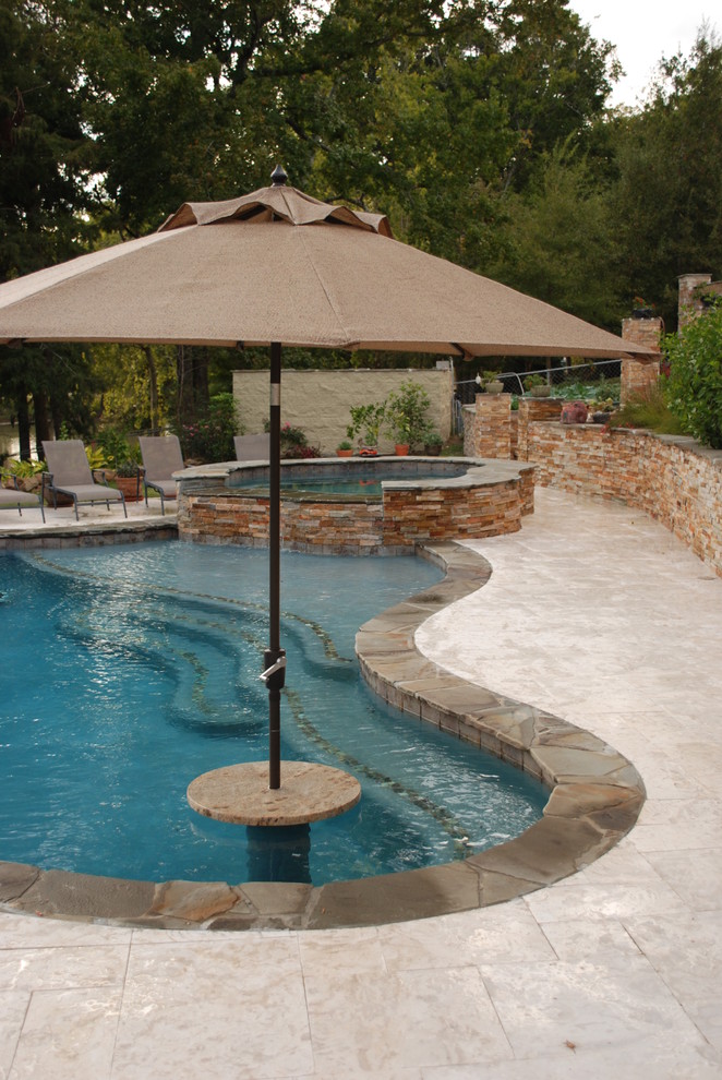 Пример оригинального дизайна: большой естественный бассейн произвольной формы на заднем дворе в стиле модернизм с фонтаном и покрытием из каменной брусчатки