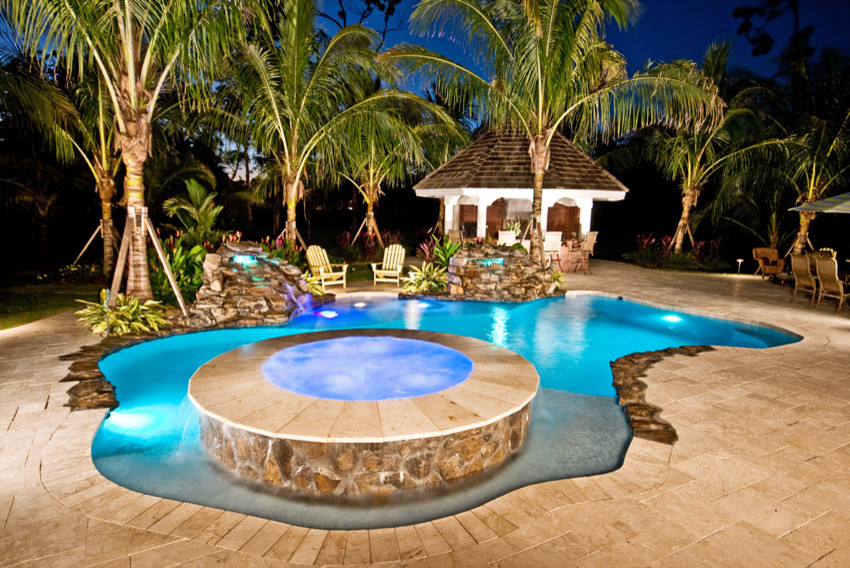 Inspiration för mellanstora exotiska anpassad pooler på baksidan av huset, med spabad och naturstensplattor