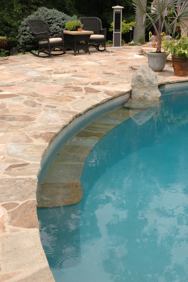 Foto de piscina ecléctica grande a medida en patio trasero con adoquines de piedra natural