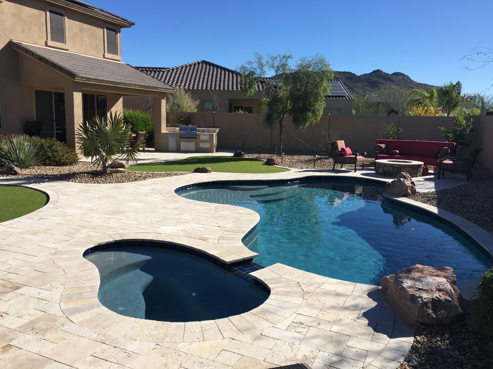 Idee per una piscina monocorsia chic rotonda di medie dimensioni e dietro casa con una vasca idromassaggio e pavimentazioni in pietra naturale