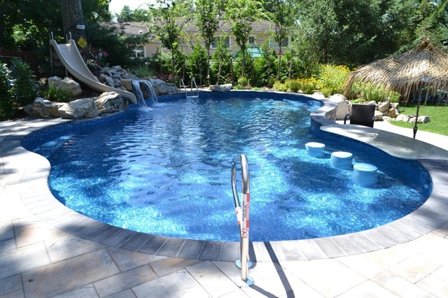 Lagoon-style Swimming Pool In Small Sloping Yard (Long Island/NY): -  Piscine - New York - par Deck and Patio Company "Outdoor Living Experts" |  Houzz