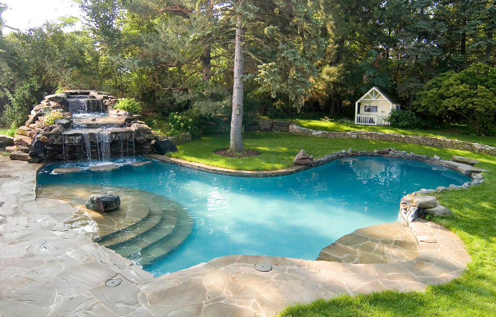 Пример оригинального дизайна: бассейн среднего размера, произвольной формы на заднем дворе в классическом стиле с фонтаном и покрытием из каменной брусчатки