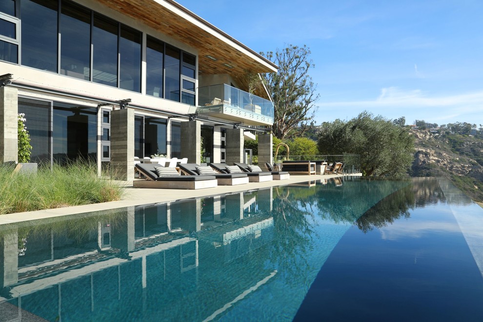 Großer Moderner Pool hinter dem Haus in rechteckiger Form mit Betonboden in Orange County