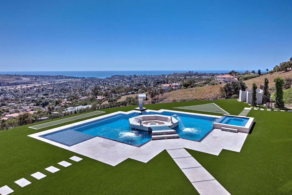 Großer Moderner Infinity-Pool hinter dem Haus in individueller Form mit Betonboden und Wasserspiel in Orange County