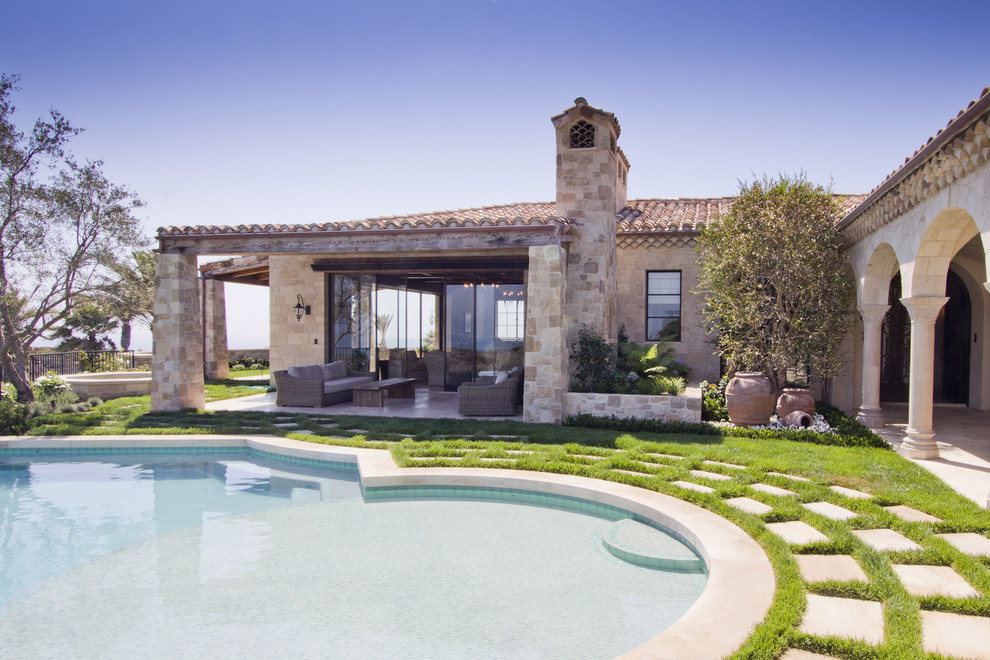 Idee per una grande piscina a sfioro infinito mediterranea personalizzata dietro casa con una vasca idromassaggio