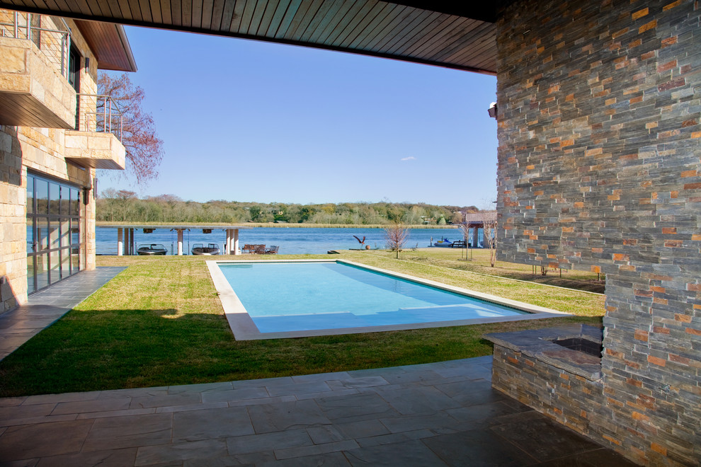 Immagine di una piscina contemporanea rettangolare dietro casa e di medie dimensioni con pavimentazioni in cemento