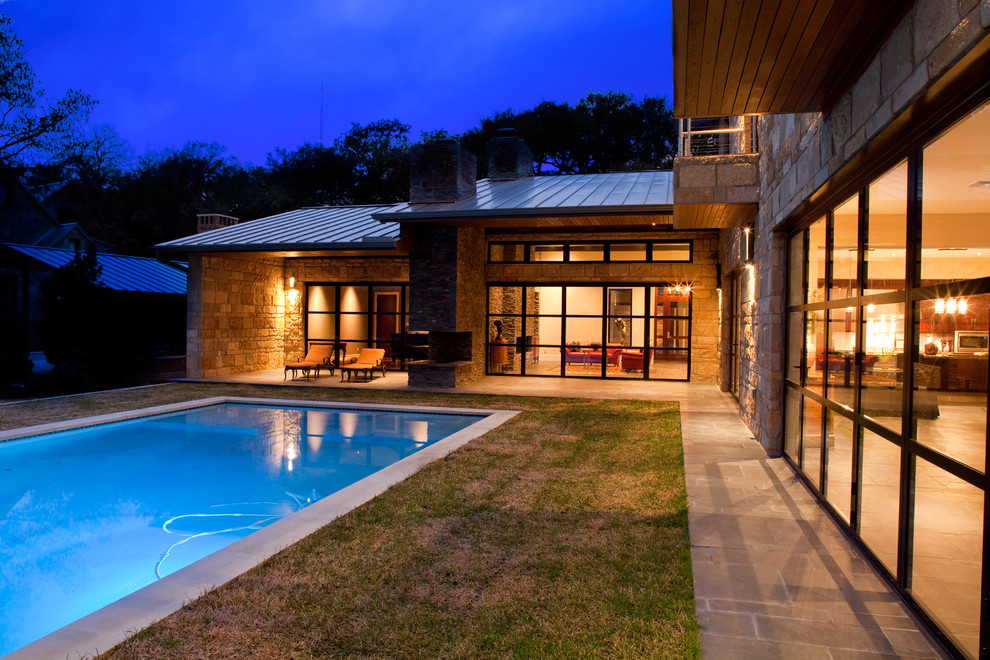 Idee per una piscina monocorsia design rettangolare di medie dimensioni e dietro casa con pavimentazioni in cemento