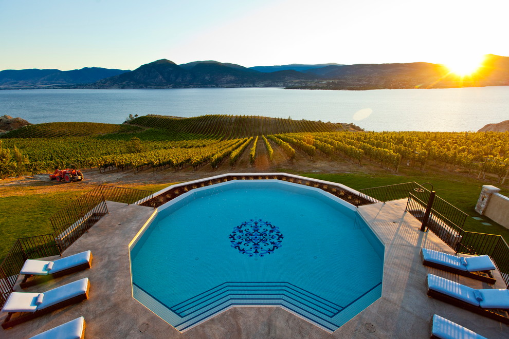 Immagine di una piscina mediterranea rotonda