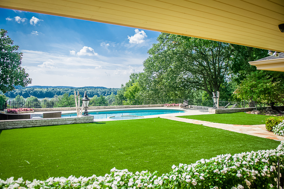 Свежая идея для дизайна: большой естественный бассейн произвольной формы на заднем дворе в классическом стиле с покрытием из бетонных плит - отличное фото интерьера