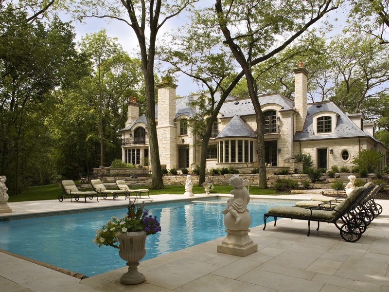 Design ideas for a traditional swimming pool in Chicago.