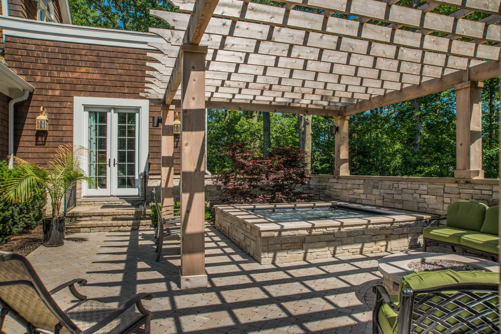 Источник вдохновения для домашнего уюта: маленький прямоугольный бассейн на заднем дворе в классическом стиле с джакузи и мощением тротуарной плиткой для на участке и в саду