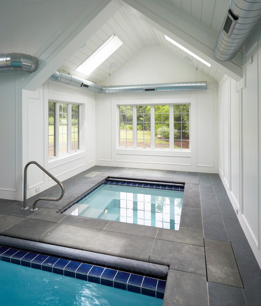 Modelo de piscinas y jacuzzis clásicos renovados grandes interiores y rectangulares con adoquines de piedra natural