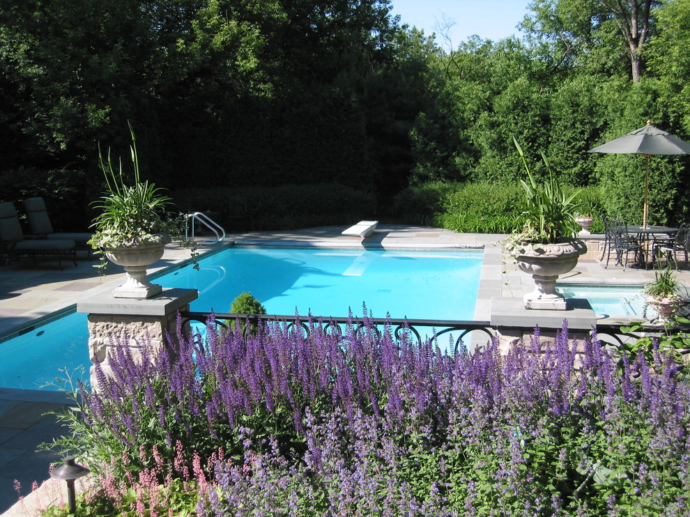 Esempio di una piscina chic rettangolare dietro casa con pavimentazioni in pietra naturale