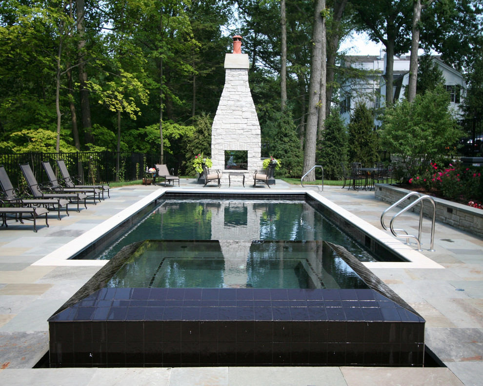 Стильный дизайн: прямоугольный, спортивный бассейн среднего размера на заднем дворе в классическом стиле с покрытием из каменной брусчатки и джакузи - последний тренд