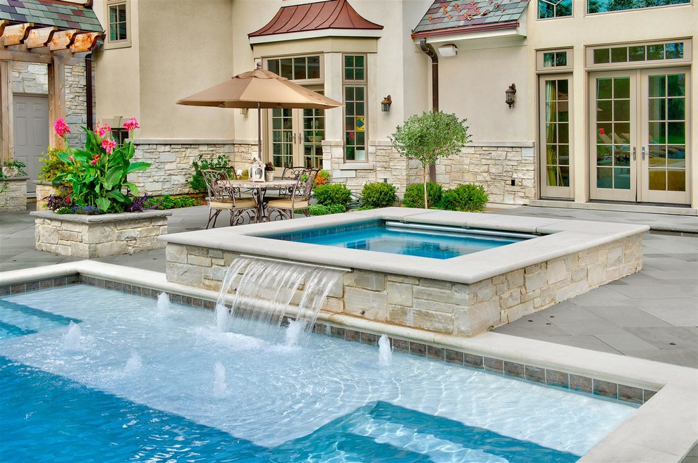 Diseño de piscinas y jacuzzis alargados clásicos de tamaño medio rectangulares en patio con adoquines de piedra natural