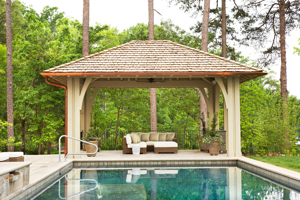Diseño de piscinas y jacuzzis alargados clásicos extra grandes rectangulares en patio trasero con adoquines de piedra natural