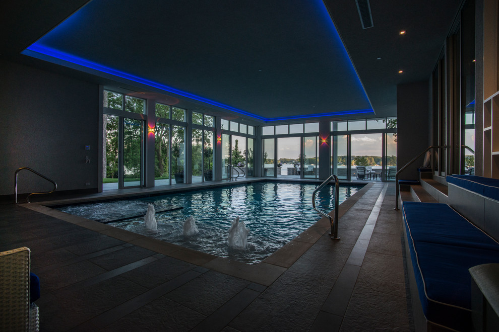 Immagine di una piscina coperta monocorsia moderna rettangolare di medie dimensioni con una vasca idromassaggio e piastrelle
