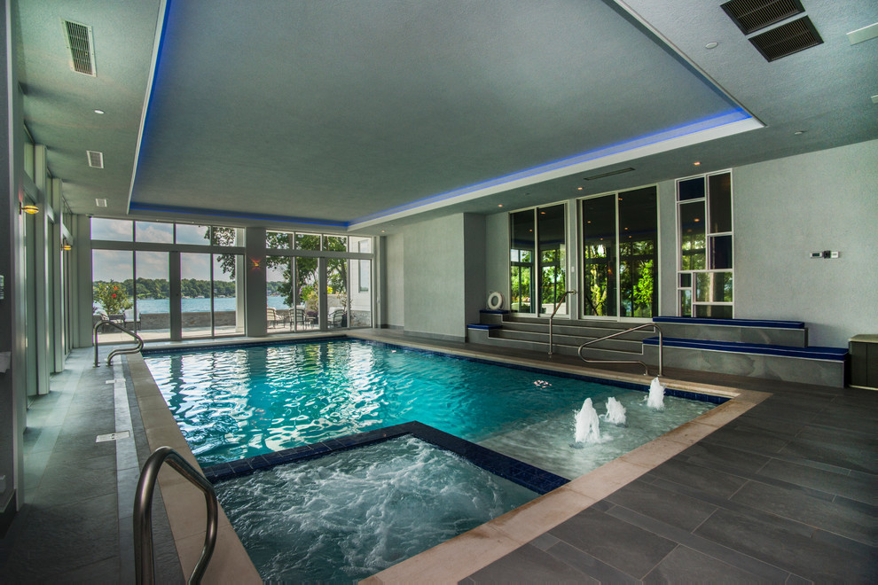 Foto di una piscina coperta monocorsia moderna rettangolare di medie dimensioni con una vasca idromassaggio e piastrelle