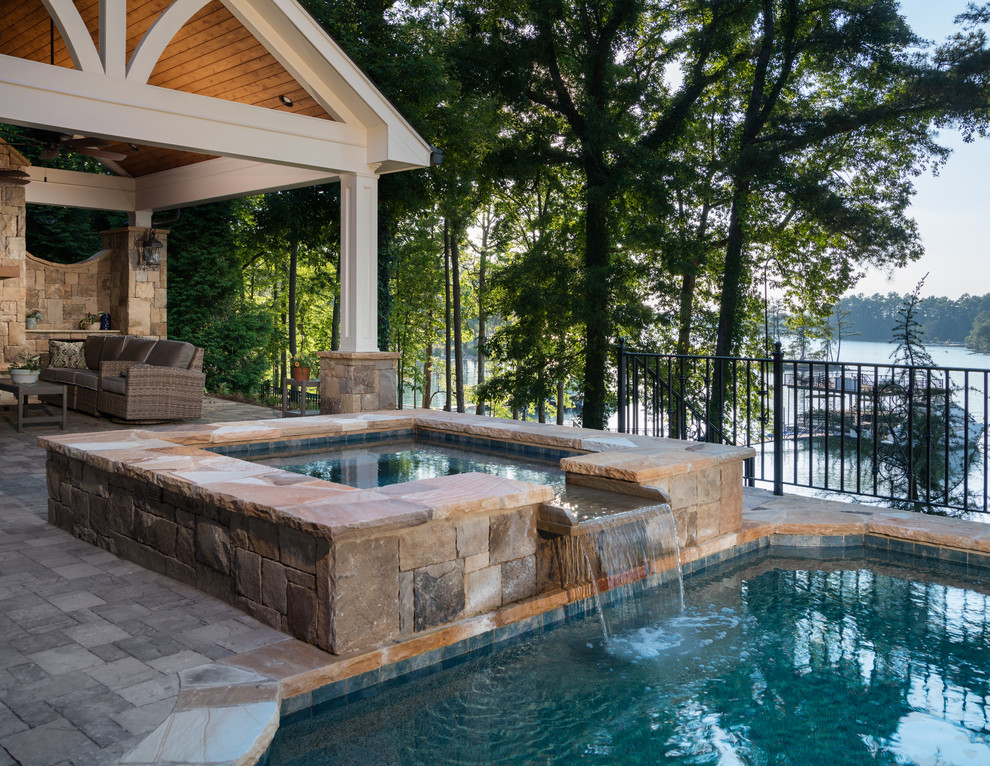 Großer Klassischer Infinity-Pool hinter dem Haus in rechteckiger Form mit Wasserspiel und Betonboden in Atlanta