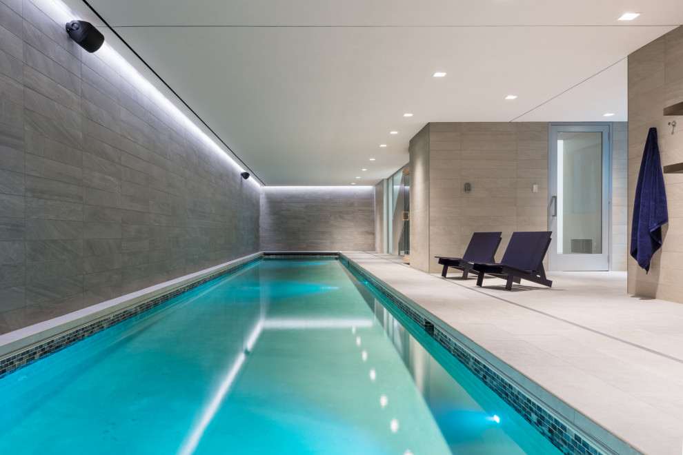 Стильный дизайн: спортивный, прямоугольный бассейн в доме в стиле модернизм с покрытием из плитки - последний тренд