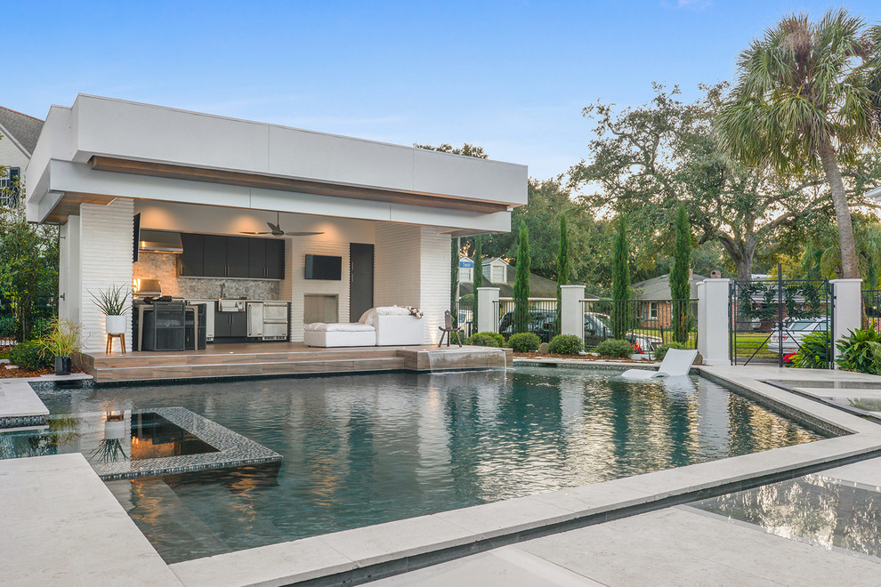 Contemporary swimming pool in New Orleans.