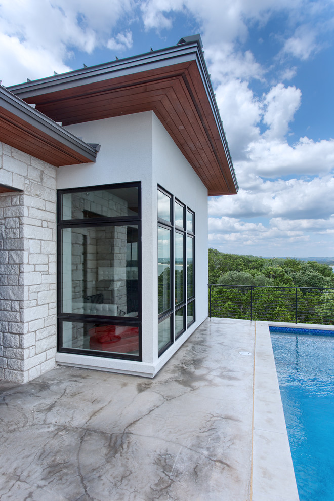 Ejemplo de piscinas y jacuzzis alargados contemporáneos de tamaño medio rectangulares en patio trasero
