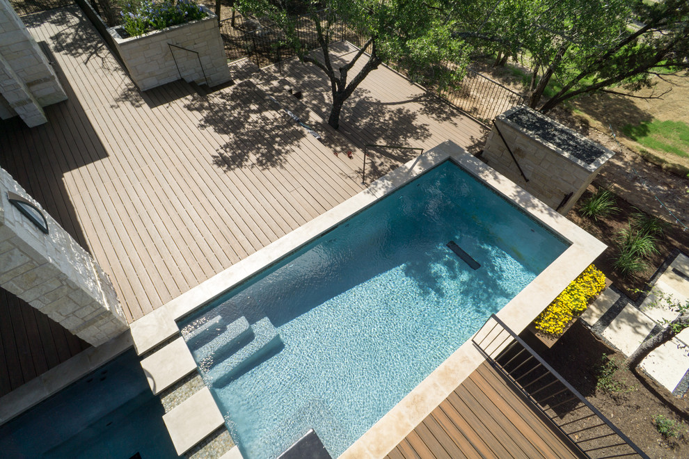 Foto di una piscina monocorsia moderna rettangolare di medie dimensioni e davanti casa con una vasca idromassaggio e pedane