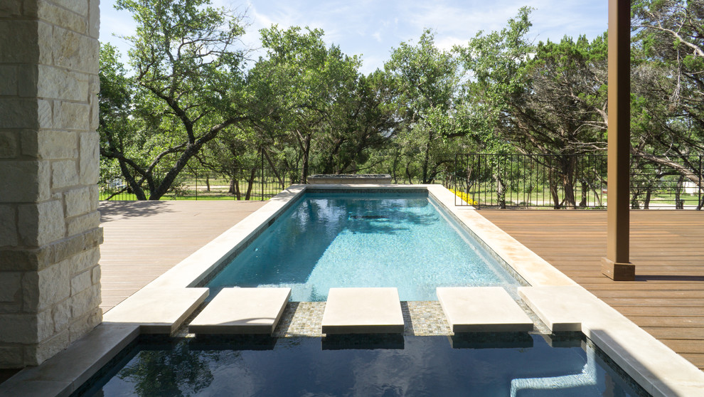 Immagine di una piscina monocorsia moderna rettangolare di medie dimensioni con una vasca idromassaggio e pedane