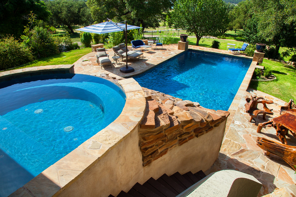 Klassischer Pool in rechteckiger Form mit Natursteinplatten in Austin
