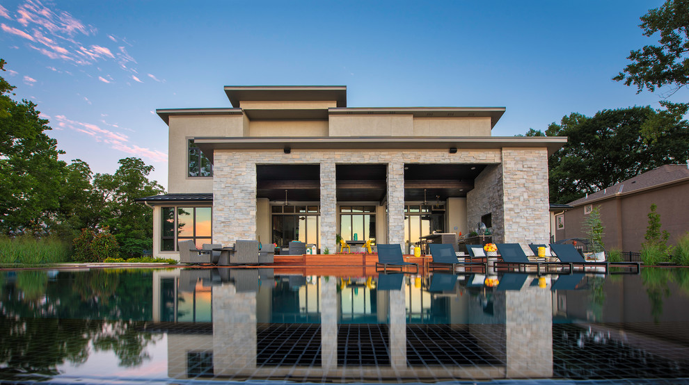 Inspiration pour une piscine à débordement et arrière design sur mesure avec une terrasse en bois.