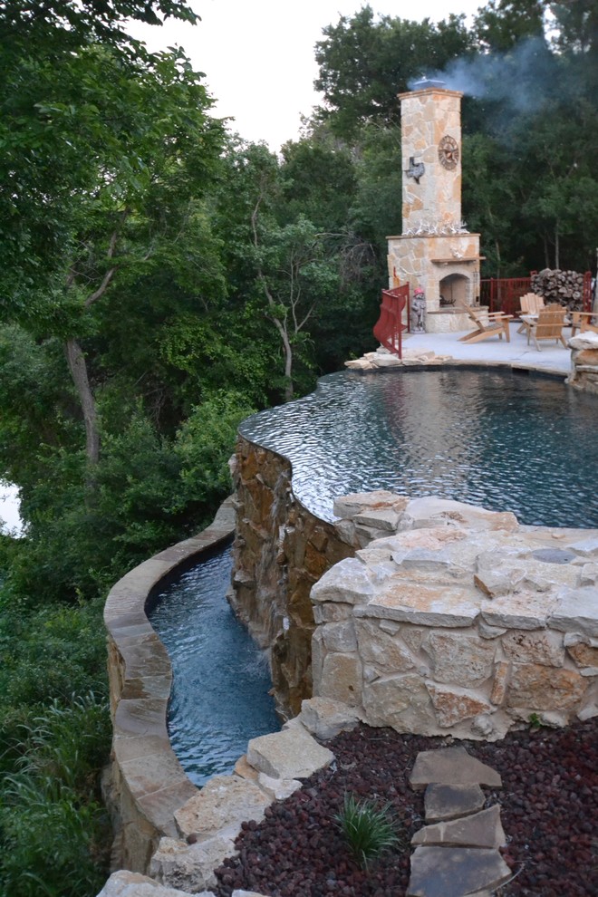 Ispirazione per una piccola piscina a sfioro infinito rustica personalizzata nel cortile laterale con fontane